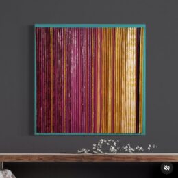 Uday Mastenbroek creëert kleurrijke, abstracte kunstwerken opgebouwd uit repen behang die hij met de hand beschildert en laag voor laag samenbrengt. Het resultaat is een krachtig driedimensionaal spel van kleur, licht en structuur dat verandert bij elke blik of lichtval — moderne kunst die blijft verrassen en bewegen.