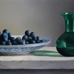 Meesterschilder Marcel Ruben staat bekend om zijn uitzonderlijk verfijnde schildertechniek en oog voor detail. Zijn stillevens, vaak met koperen potten, glaswerk en vogels, ademen een tijdloze rust en vakmanschap. Elk werk is met uiterste precisie opgebouwd in vele lagen olieverf, waardoor licht en textuur tot leven komen – pure meesterschilderkunst van de hoogste kwaliteit.