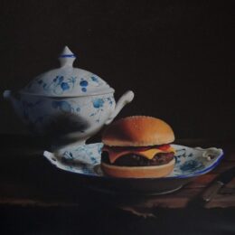 Meesterschilder Marcel Ruben staat bekend om zijn uitzonderlijk verfijnde schildertechniek en oog voor detail. Zijn stillevens, vaak met koperen potten, glaswerk en vogels, ademen een tijdloze rust en vakmanschap. Elk werk is met uiterste precisie opgebouwd in vele lagen olieverf, waardoor licht en textuur tot leven komen – pure meesterschilderkunst van de hoogste kwaliteit.