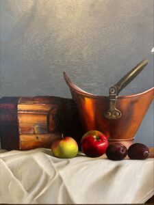 Meesterschilder Marcel Ruben staat bekend om zijn uitzonderlijk verfijnde schildertechniek en oog voor detail. Zijn stillevens, vaak met koperen potten, glaswerk en vogels, ademen een tijdloze rust en vakmanschap. Elk werk is met uiterste precisie opgebouwd in vele lagen olieverf, waardoor licht en textuur tot leven komen – pure meesterschilderkunst van de hoogste kwaliteit.